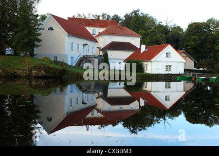 Station wagon edifici riflettono nel lago di Vihula Manor Country Club and Spa a Vihula, Lahemaa National Park, Estonia. Foto Stock