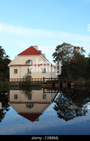 Station wagon edifici riflettono nel lago di Vihula Manor Country Club and Spa a Vihula, Lahemaa National Park, Estonia. Foto Stock