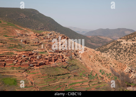 Vista del villaggio Berbero in Atlas Mountains, Marocco, Africa Settentrionale, Africa Foto Stock