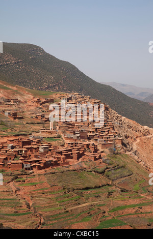 Vista del villaggio Berbero in Atlas Mountains, Marocco, Africa Settentrionale, Africa Foto Stock