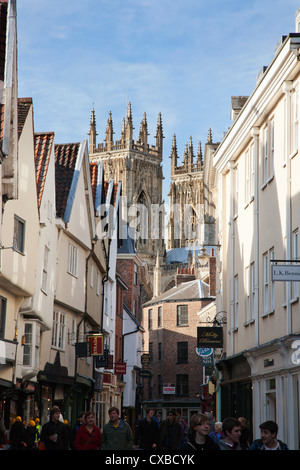 Le torri della Cattedrale da Petergate, York, Yorkshire, Inghilterra, Regno Unito, Europa Foto Stock