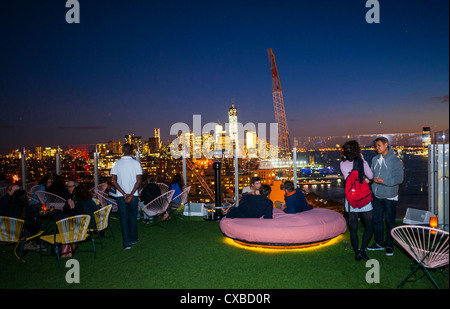 New York, NY, USA, affollano la gente al Bar con vedute notturne, Cityscapes dal Top of the Standard Hotel Bar Rooftop Terrace, nel quartiere Meatpacking, Manhattan Foto Stock