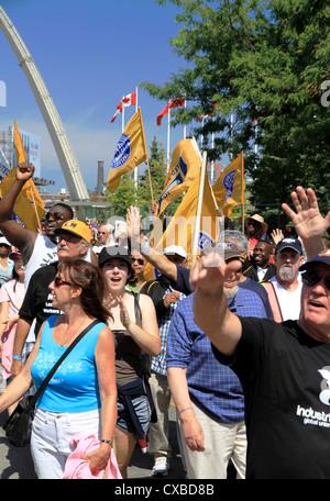 Manifestanti durante il 2012 parata del giorno del lavoro in Toronto Foto Stock