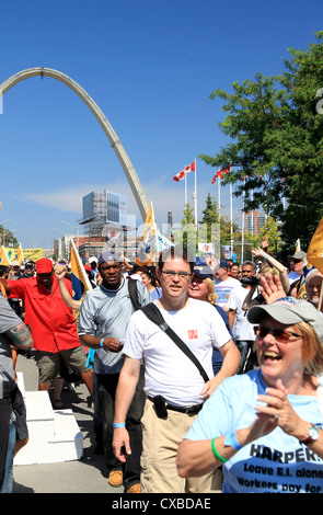 Manifestanti durante il 2012 parata del giorno del lavoro in Toronto Foto Stock