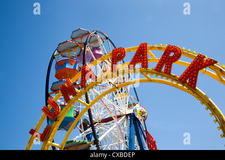 Il Luna Park Luna Park presso il porto, Scarborough, North Yorkshire, Yorkshire, Inghilterra, Regno Unito, Europa Foto Stock