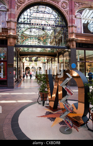 La Contea di Arcade nel quartiere di Victoria, Leeds, West Yorkshire, nello Yorkshire, Inghilterra, Regno Unito, Europa Foto Stock