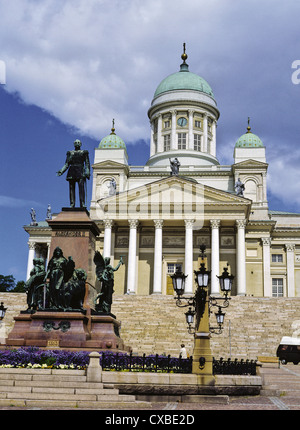 Statua del russo Zar Alessandro II e l'Helsinki Cattedrale Luterana, Finlandia Foto Stock