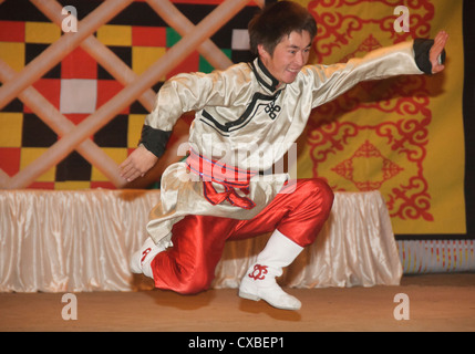 Il kazako tradizionale spettacolo di danza in Bayan-Ölgii in Mongolia occidentale Foto Stock