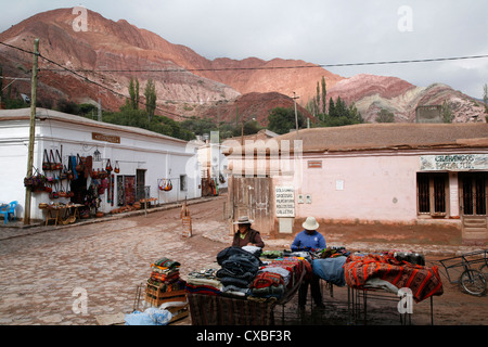 Scena di strada in Purmamarca con la montagna dei sette colori di sfondo, Quebrada de Humahuaca, provincia di Jujuy, Argentina Foto Stock