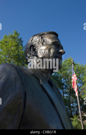 STATUA GEORGE H W BUSH MONUMENTO (©CHAS FAGAN 2004) SESQUICENTENNIAL PARK DOWNTOWN HOUSTON TEXAS USA Foto Stock