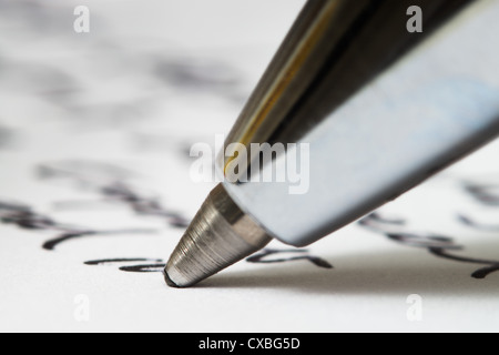 Close up di penna a sfera pennino e testo Foto Stock