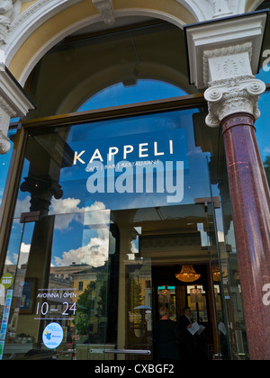 Ingresso al rinomato Kappeli cafe bar ristorante un popolare luogo di incontro nel centro di Helsinki Finlandia Foto Stock