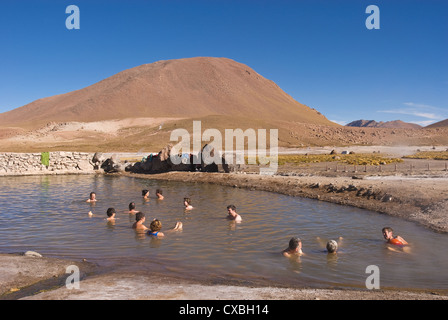 Elk198-2261 Cile, San Pedro Atacama, El Tatio geyser, persone in ammollo nella piscina termale Foto Stock
