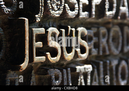 Close up di Gesù la scrittura sulle porte di bronzo della Sagrada Familia. Foto Stock