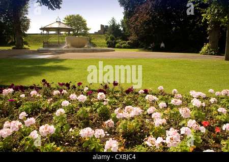 Fontana, bandstand e letto di fiori in Dane John Gardens, Canterbury, nel Kent, England, Regno Unito Foto Stock