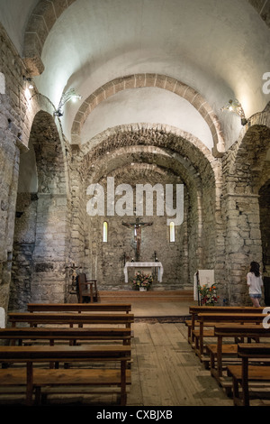 Interno della chiesa romanica di Sant Feliu de Barruera. Vall de Boí, Catalogna, Spagna. Foto Stock