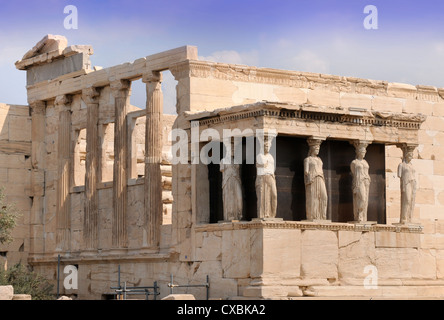 L'Eretteo tempio con il Portico delle Cariatidi sull'Acropoli di Atene, Grecia Foto Stock
