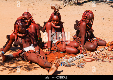 Le donne himba che vendono souvenir, Kaokoveld, Namibia, Africa Foto Stock