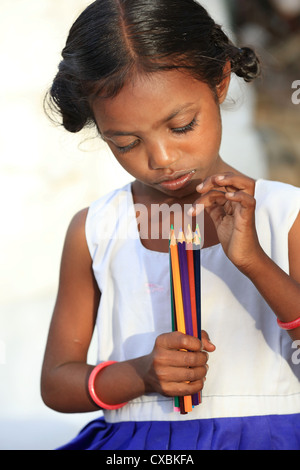 Indian School girl con multi disegno colorato matite Andhra Pradesh in India del Sud Foto Stock