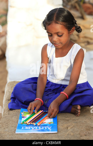 Indian School girl con multi disegno colorato matite Andhra Pradesh in India del Sud Foto Stock