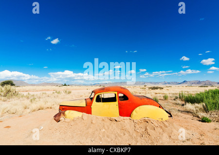 Auto abbandonate, solitario villaggio, Regione di Khomas, vicino il Namib-Naukluft National Park, Namibia, Africa Foto Stock