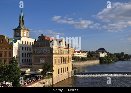 La Smetana Museum sulle rive del fiume Vltava, Praga, Repubblica Ceca Foto Stock