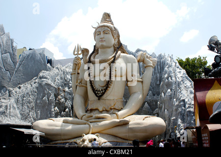 Il 65 piedi di altezza statua del dio indù Shiva, il RVM tempio di Shiva in Bangalore, India Foto Stock