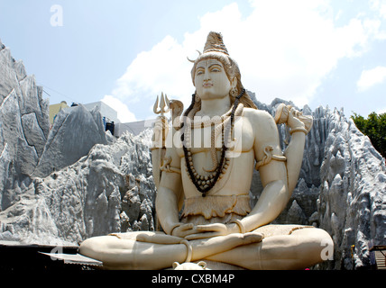 Il 65 piedi di altezza statua del dio indù Shiva, il RVM tempio di Shiva in Bangalore, India Foto Stock