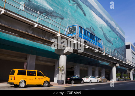 Metromover e murale di Wyland su se prima strada, Miami, Florida, Stati Uniti d'America, America del Nord Foto Stock