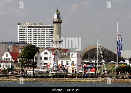 Warnemuende, affacciato su Hotel Neptun, teiera vecchio faro e dall'acqua Foto Stock