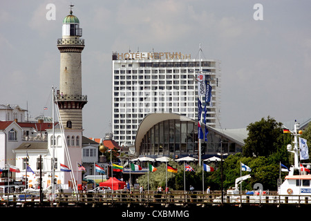 Warnemuende, affacciato su Hotel Neptun, teiera vecchio faro e dall'acqua Foto Stock