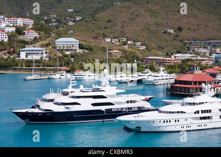 Yachts in Charlotte Amalie Harbor, San Tommaso Isola, U.S. Vergine Iislands, West Indies, dei Caraibi e America centrale Foto Stock