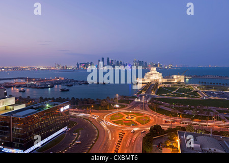 Vista in elevazione oltre il Museo di Arte Islamica e il porto Dhow al grattacielo moderno skyline, Doha, Qatar, Medio Oriente Foto Stock