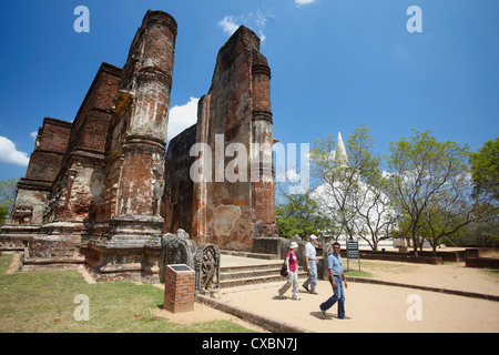 I turisti a Lankatilaka, Polonnaruwa, Sito Patrimonio Mondiale dell'UNESCO, Nord provincia centrale, Sri Lanka, Asia Foto Stock