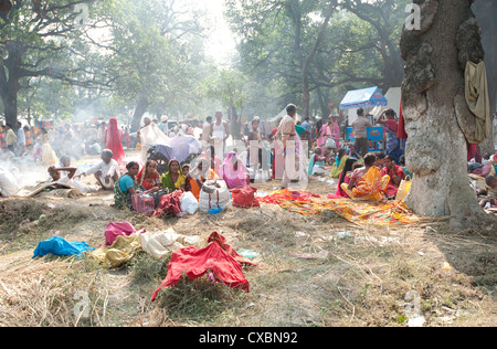 Gli abitanti del villaggio si sveglia di mattina presto avente accampati per tutta la notte a la Sonepur fiera del bestiame, Bihar, in India, Asia Foto Stock