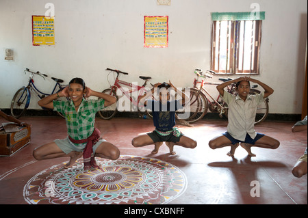 I ragazzi di essere addestrato come femmina danzatori Gotipua eseguendo in lode del Signore Jagannath e signore Krishna, Raghurajpur, Orissa Foto Stock