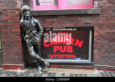 John Lennon scultura, Mathew Street, Liverpool, Merseyside England, Regno Unito, Europa Foto Stock