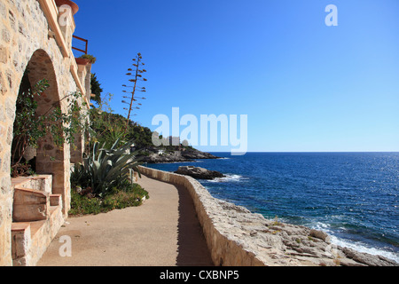 Sentiero costiero, Cap d'Ail, Cote d'Azur, in Provenza Costa Azzurra, Mediterraneo, Francia, Europa Foto Stock