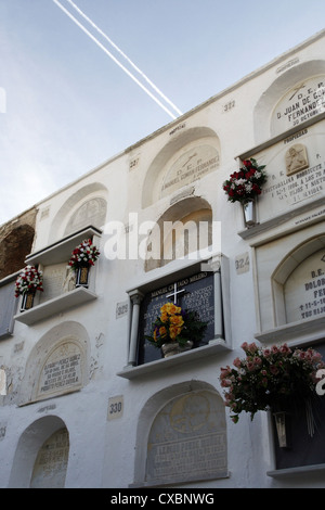 Vejer de la Frontera, sky e tombe in un cimitero Foto Stock