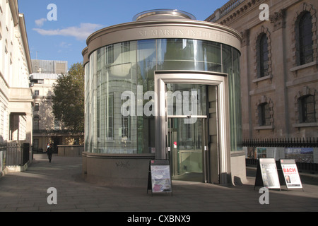 Ingresso alla cripta Cafe St Martin nei campi Chiesa Londra Foto Stock