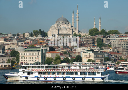 ISTANBUL, Turchia. Un traghetto sul Bosforo sul Golden Horn, con la moschea di Suleymaniye dietro. 2012. Foto Stock