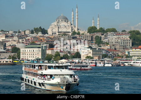 ISTANBUL, Turchia. Un traghetto sul Bosforo sul Golden Horn, con la moschea di Suleymaniye dietro. 2012. Foto Stock