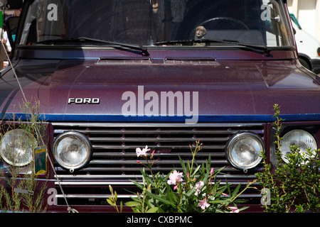 Ford Transit metallico verniciato viola Foto Stock