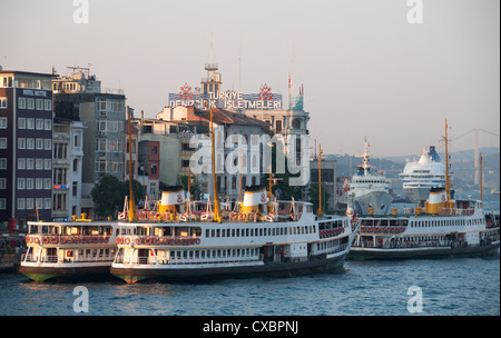 ISTANBUL, Turchia. Luce della Sera sul terminal dei traghetti di Karakoy. 2012. Foto Stock