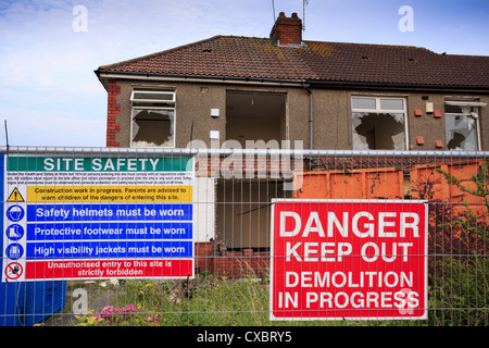 Case pronte per essere demolita con la salute e avvisi di sicurezza in Bristol, Regno Unito Foto Stock