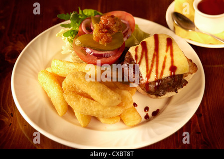 Classico hamburger e patatine fritte con contorno di insalata Foto Stock