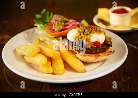 Portobello burger a fungo con insalata e patatine Foto Stock