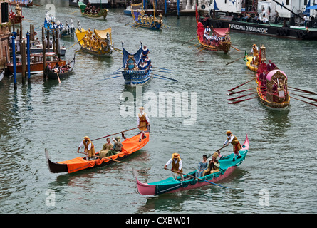 Le folle si riuniscono per guardare le barche tradizionali e i vogatori in costume sul Canal Grande a Venezia, durante l'annuale Regata storico (Regata storica) Foto Stock