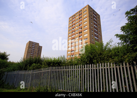 Consiglio di due blocchi a torre con recinto a Bristol REGNO UNITO Foto Stock