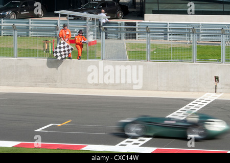 Bandiera a scacchi in corrispondenza di una corsa automobilistica Foto Stock